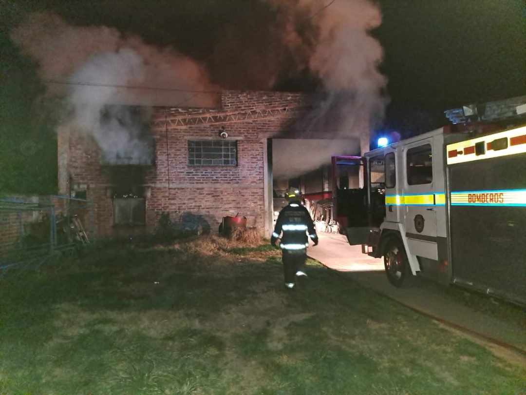 Una persona herida tras el incendio de un taller mecánico