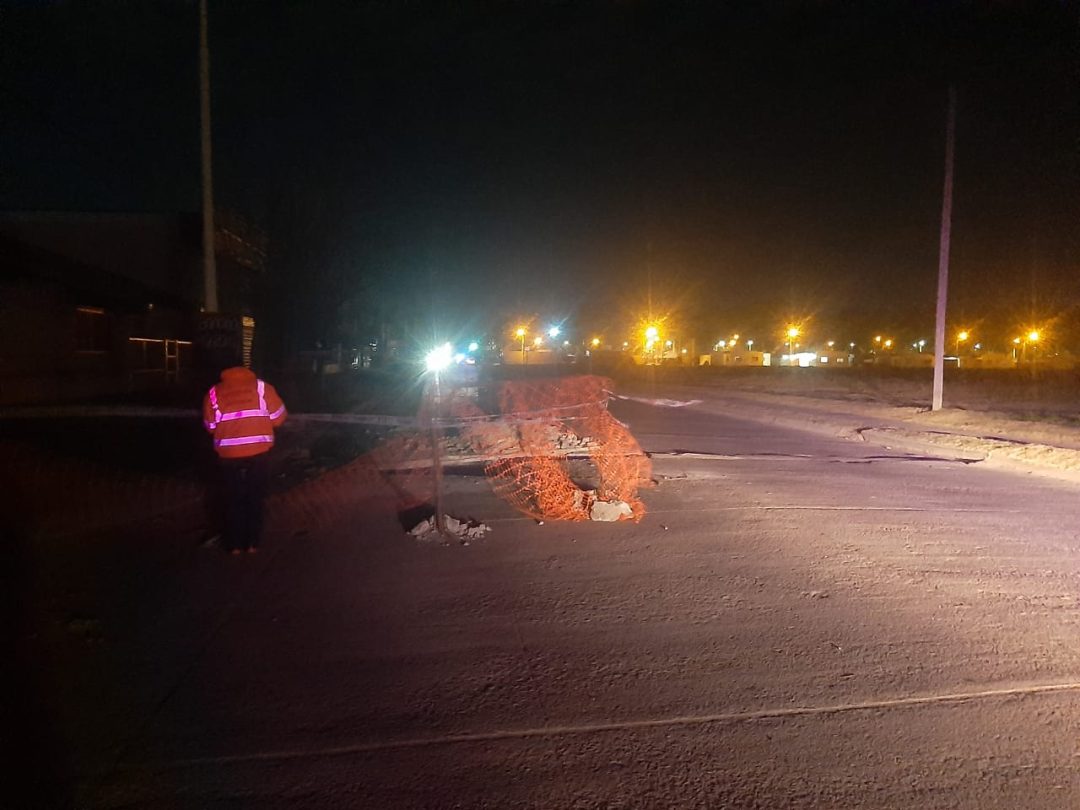 Un motociclista cayó en la zanja de una obra