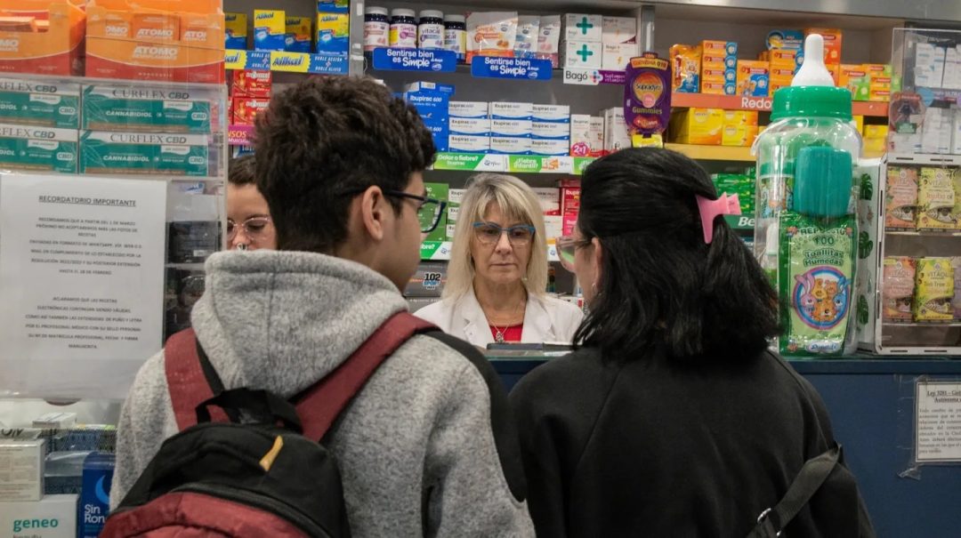 El Gobierno acordó con farmacéuticas que habrá aumentos con topes para los medicamentos por 60 días
