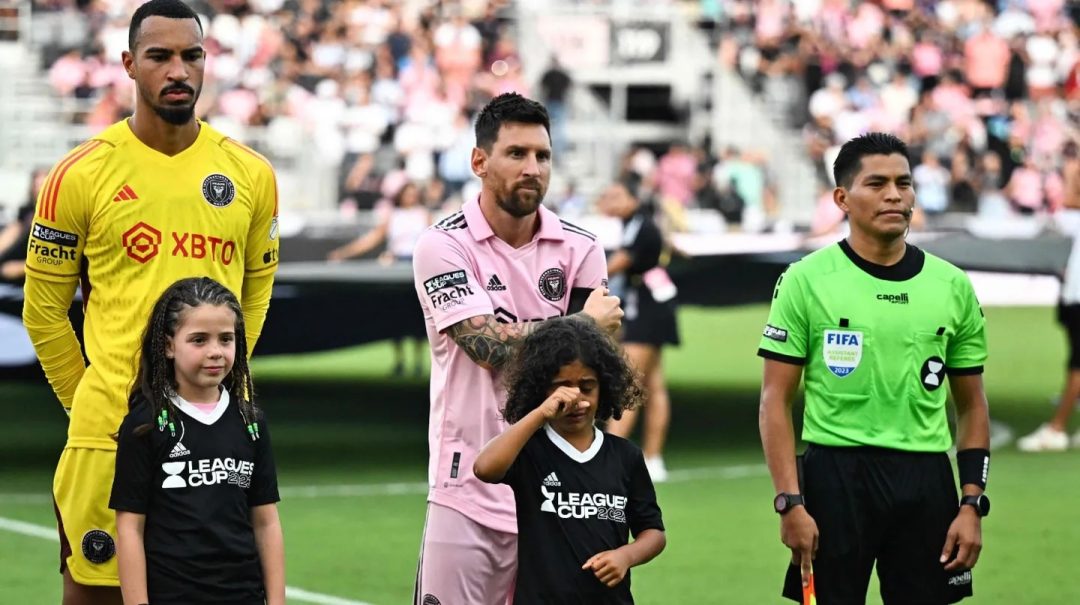 El emotivo gesto de Messi en la previa del partido: consoló al hijo de DJ Khaled que no paraba de llorar