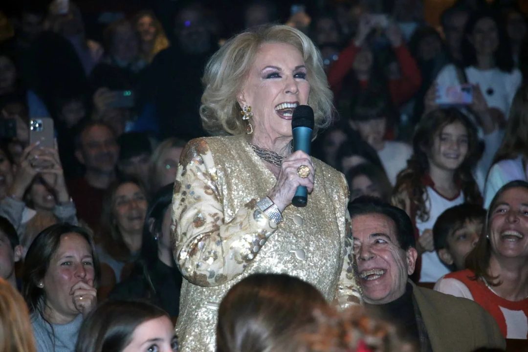 Mirtha Legrand fue a ver “Matilda” al teatro y hasta participó del musical