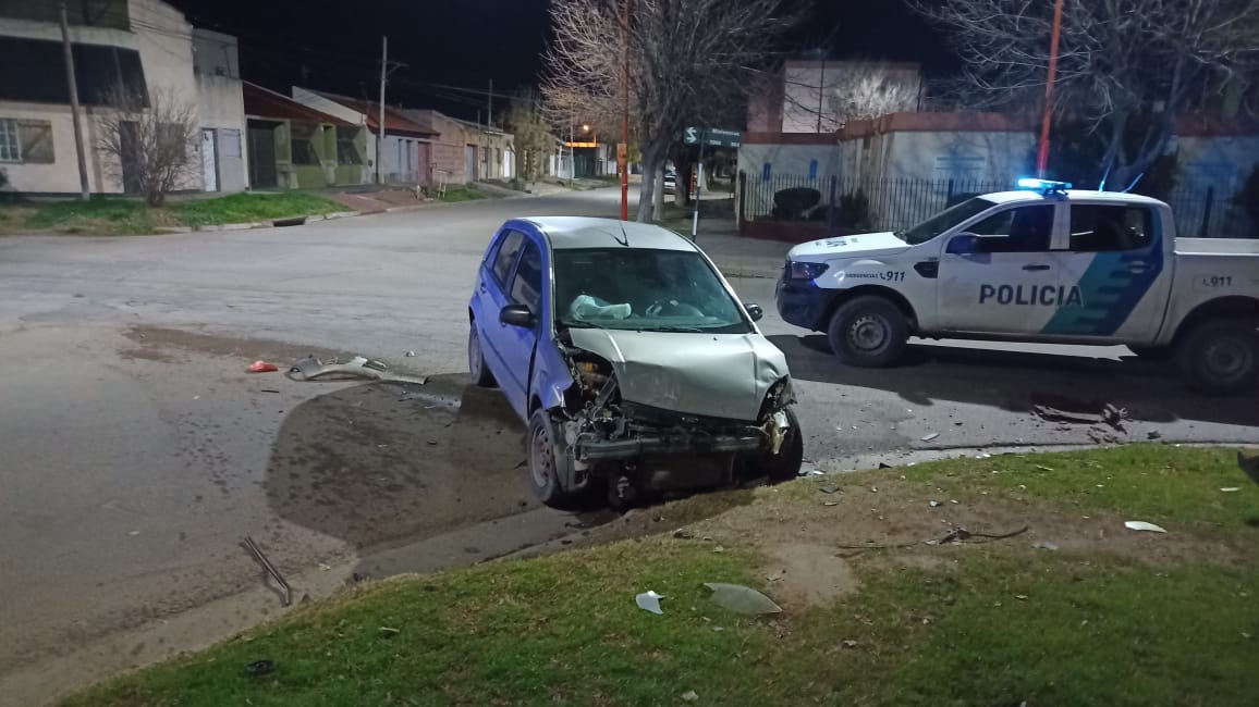 Dos autos chocaron y uno de los conductores terminó hospitalizado