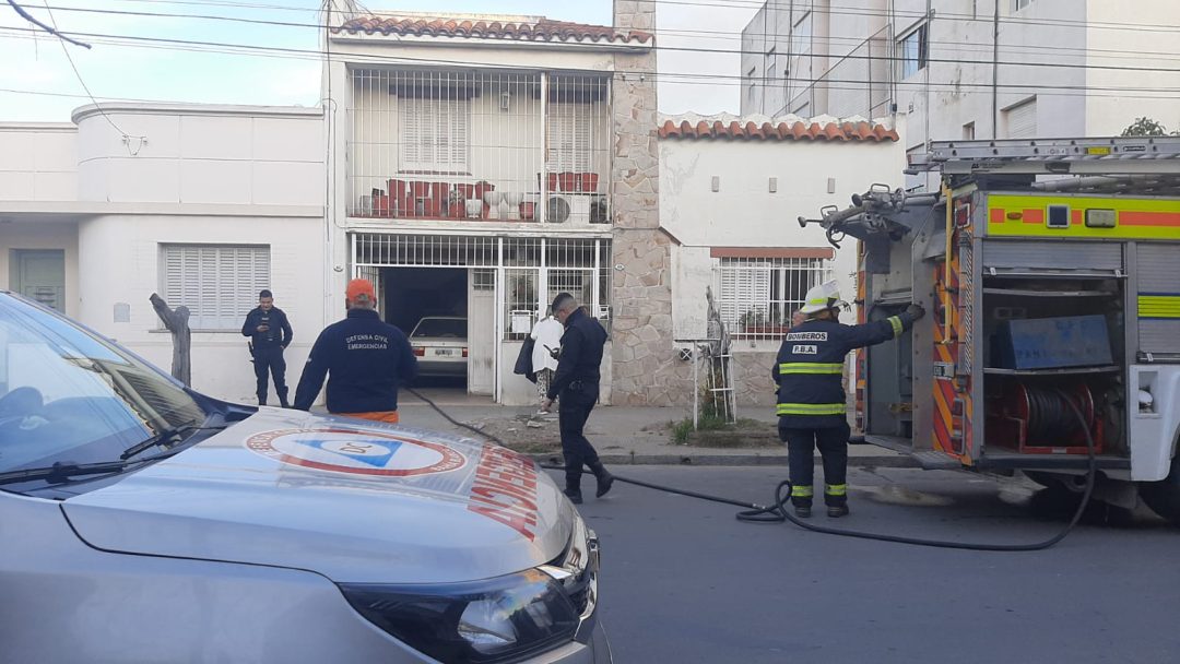 Un incendio afectó el lavadero de una casa en 25 de Mayo al 400