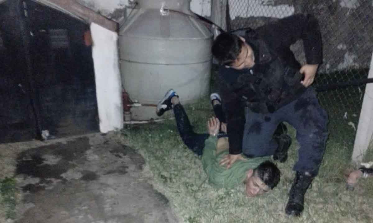 Intentó robarle a tres ancianos, después se escondió en un tanque de agua y quedó detenido