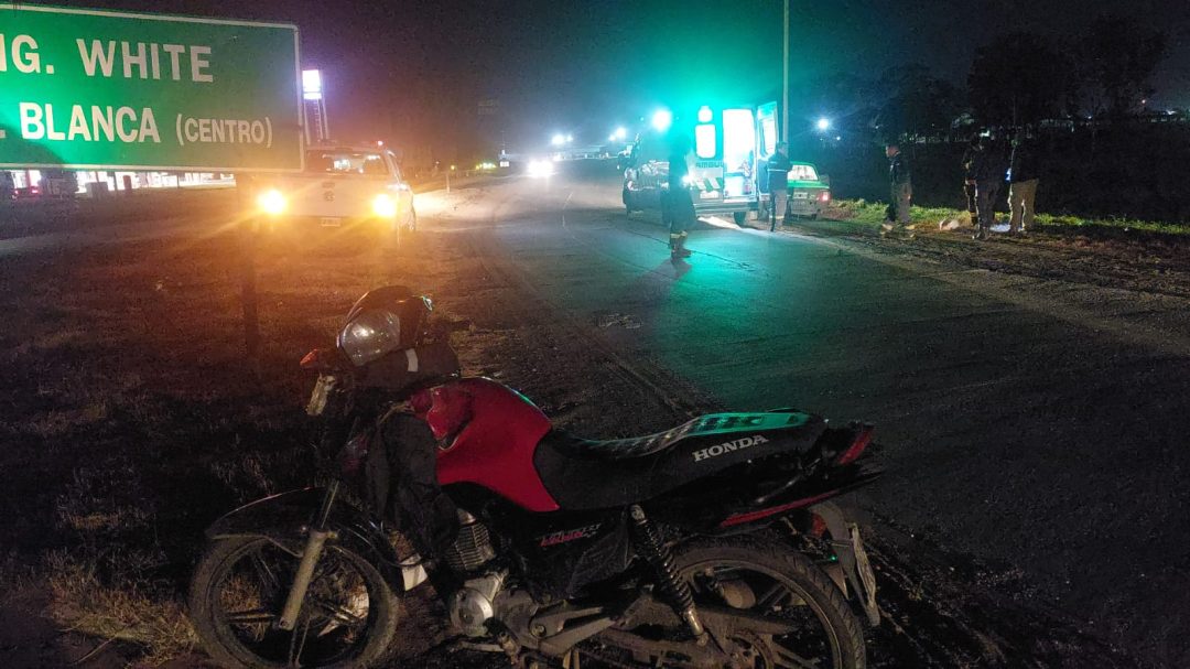 Un hombre resultó con traumatismos al caer de su moto