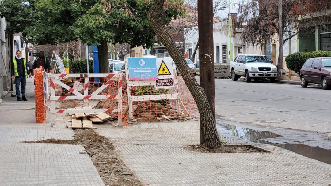 Polémica por una obra de ABSA: rompió la nueva peatonal de Villa Mitre