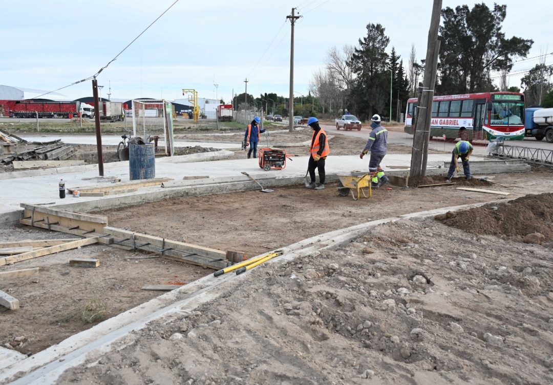 El intendente recorrió la rotonda que se construye sobre calle Rafael Obligado