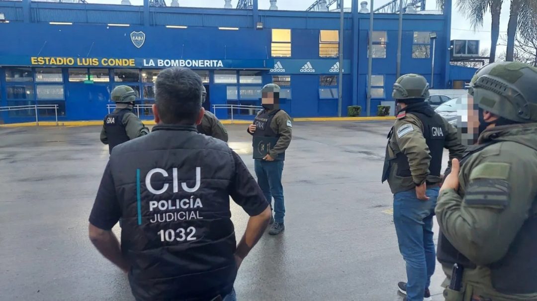 Sorpresivo allanamiento en Boca: investigan fraude por reventa de entradas y tickets falsos