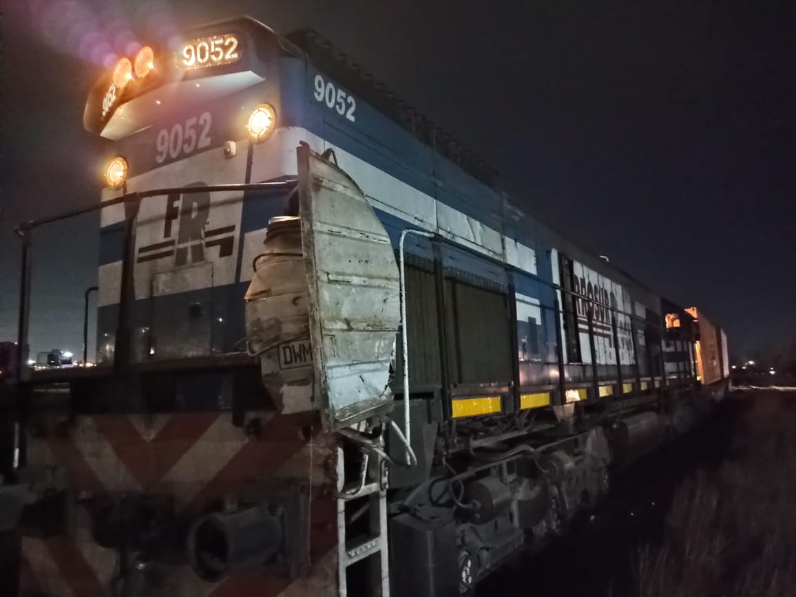 Un tren chocó un camión en el barrio Saladero