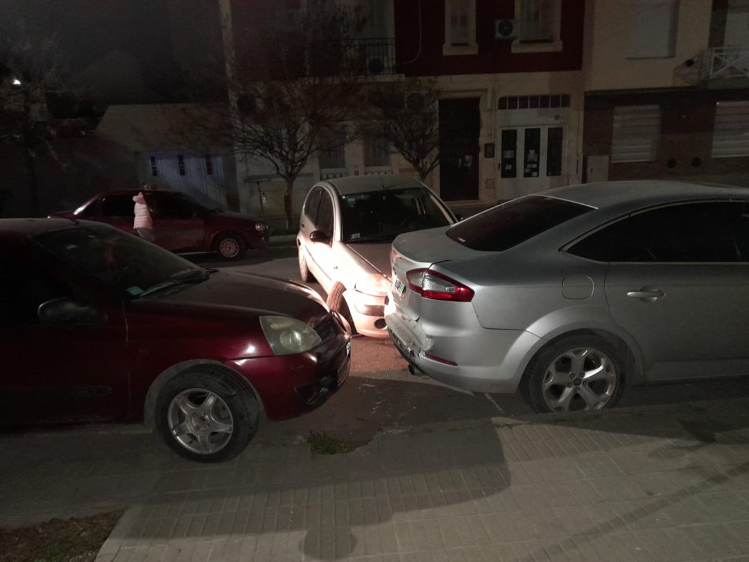 Chocó contra 2 autos estacionados