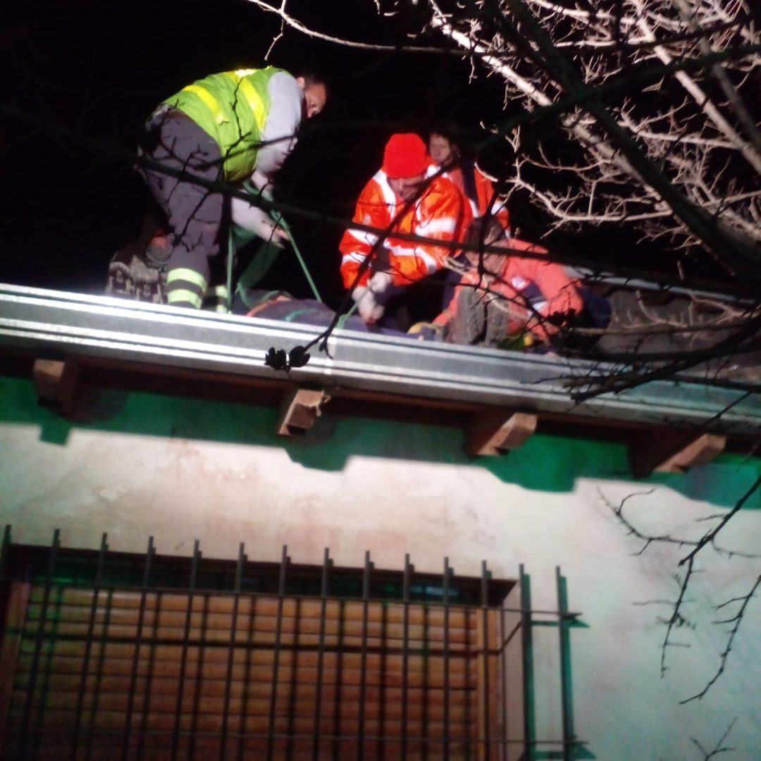 Arreglaba el tanque de agua y cayó al techo