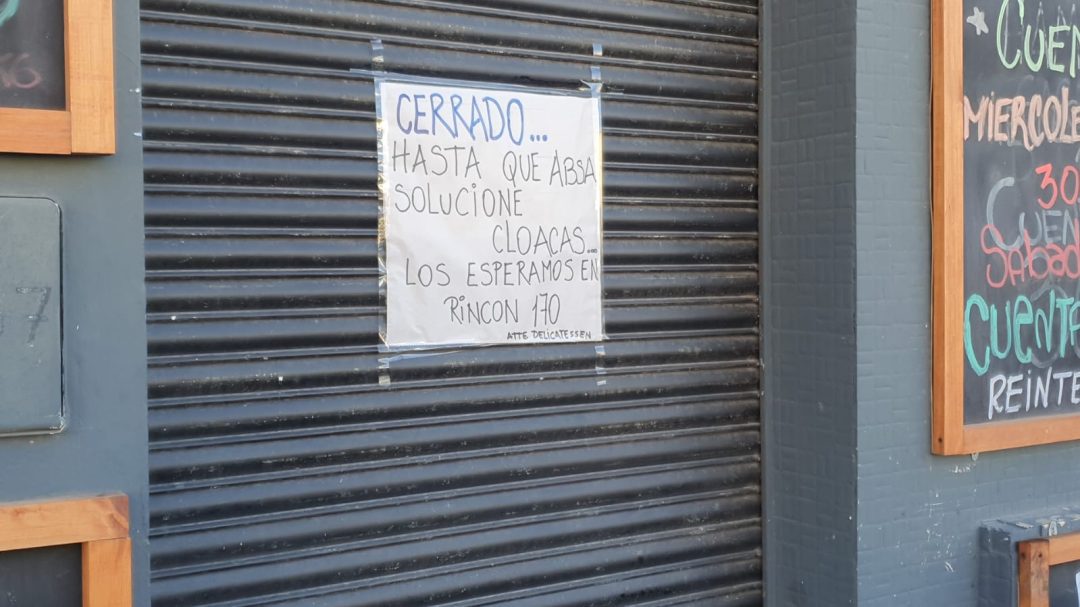 El drama de una pollería: no le habilitan la apertura del comercio por un desborde cloacal