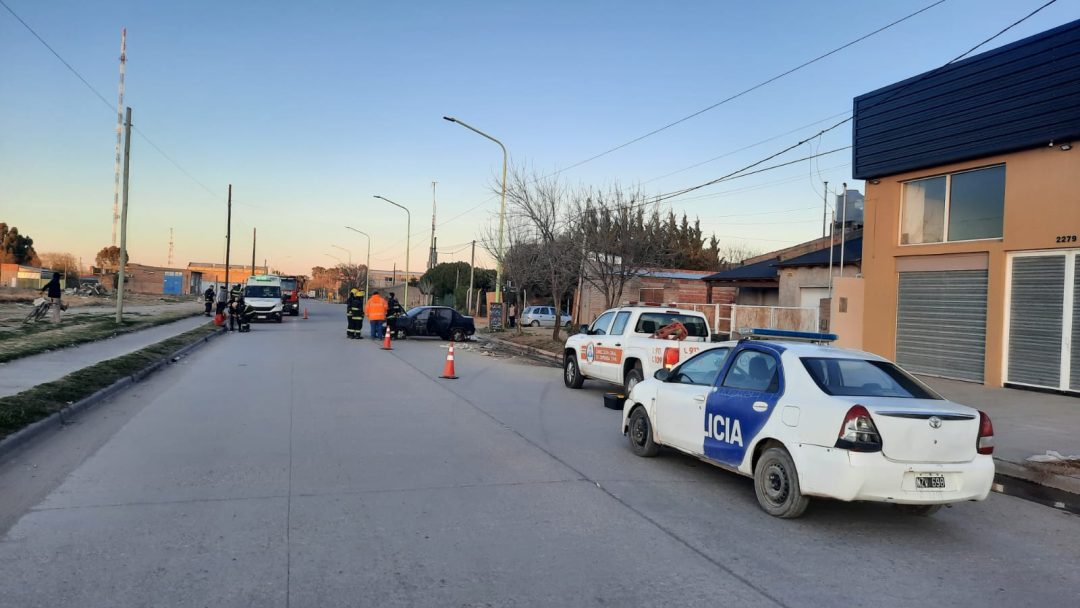 Perdió el control de su auto y volcó