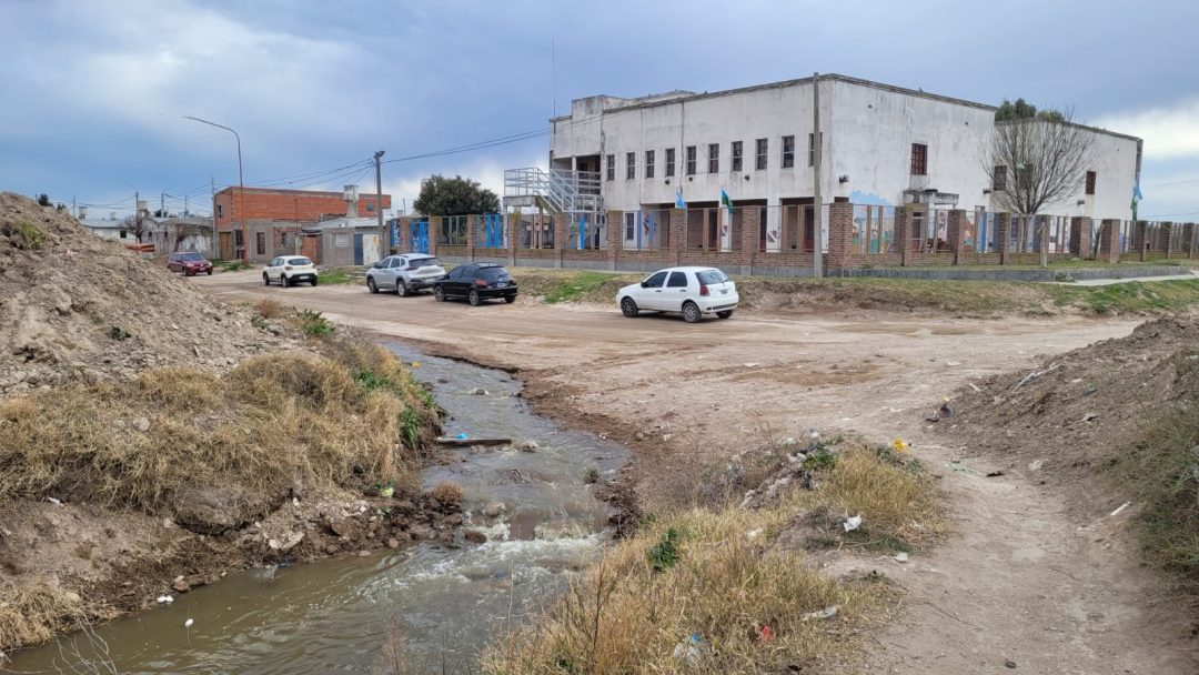 Malestar en el barrio 5 de Abril: un gran desborde cloacal afecta a los vecinos y a una escuela