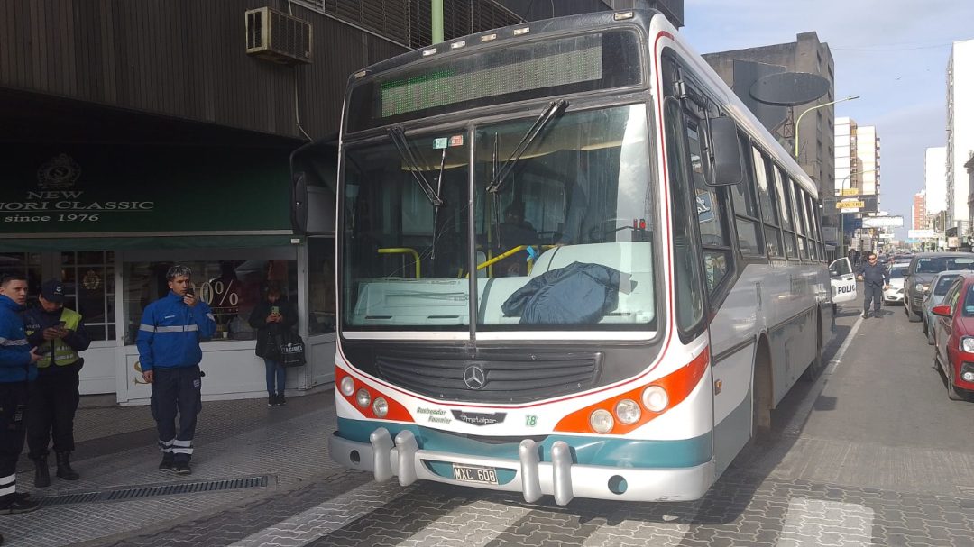 El siniestro entre un colectivo y una moto dejó como saldo dos pasajeras afectadas