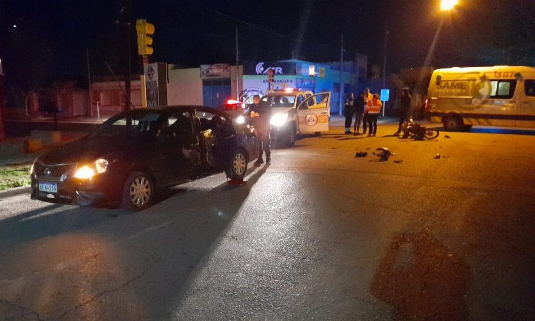 Chocó contra un auto y terminó inconciente