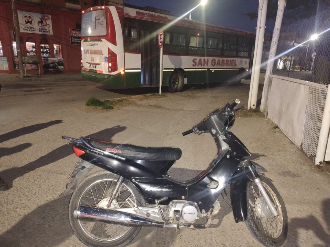 Una menor resulto herida tras el choque de un colectivo y una moto