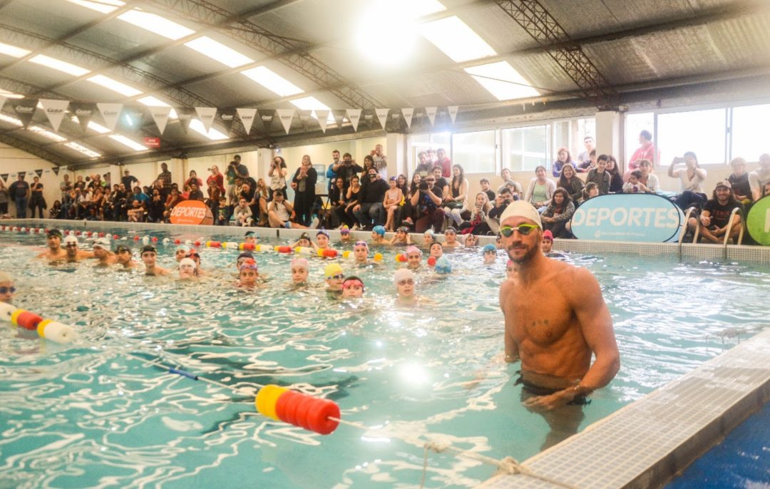 El nadador olímpico, José Meolans presente en una competencia nacional en Monte Hermoso