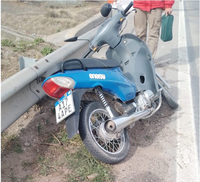 El viento jugó una mala pasada a dos motociclistas: una fuerte ráfaga las hizo caer