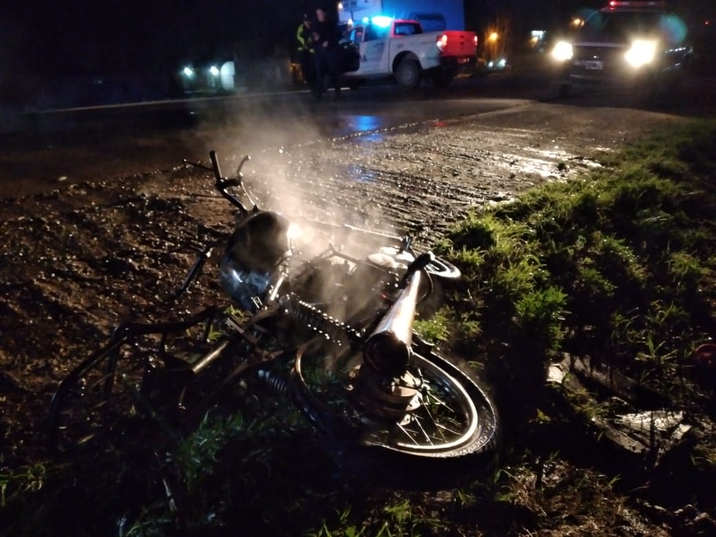 La moto en la que circulaba se prendió fuego tras chocar a un perro