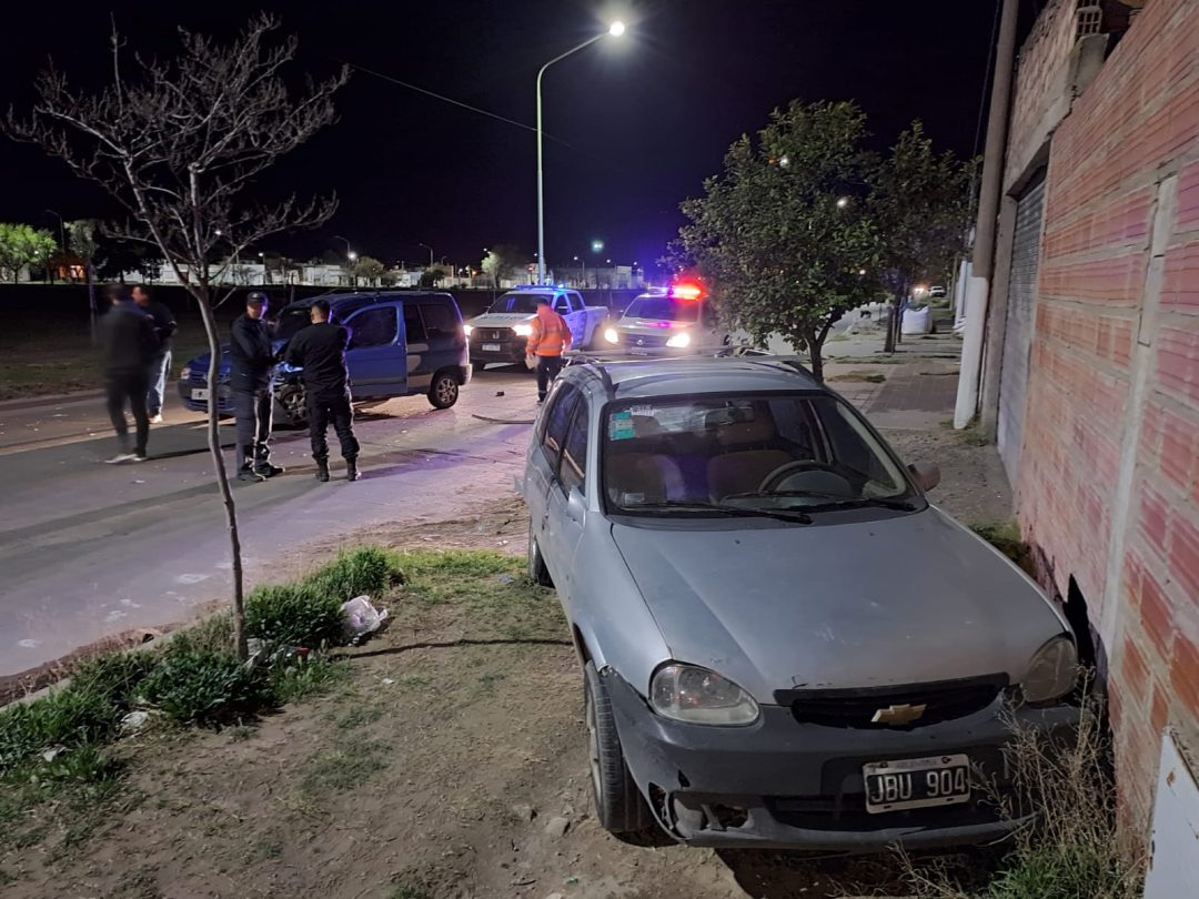 Chocó un auto estacionado