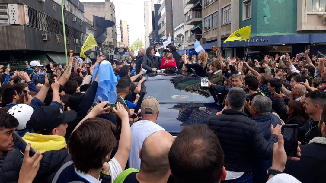 Javier Milei encabezó una caravana por el centro de Bahía