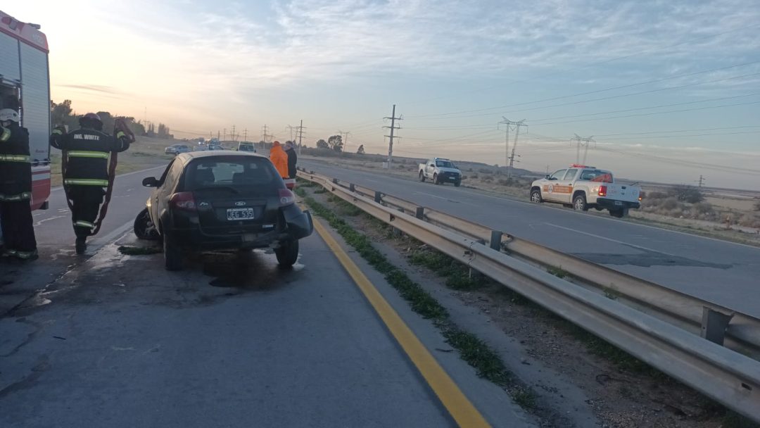 Perdió el control de su auto y chocó contra el guardarrail