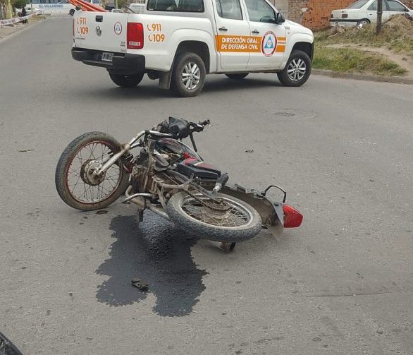 Joven resultó herido tras la colisión entre una moto y un auto