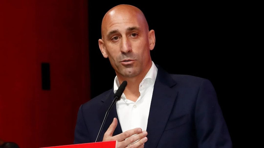 Luis Rubiales renunció a la Federación española y denunció haber sufrido “una persecución desmedida”