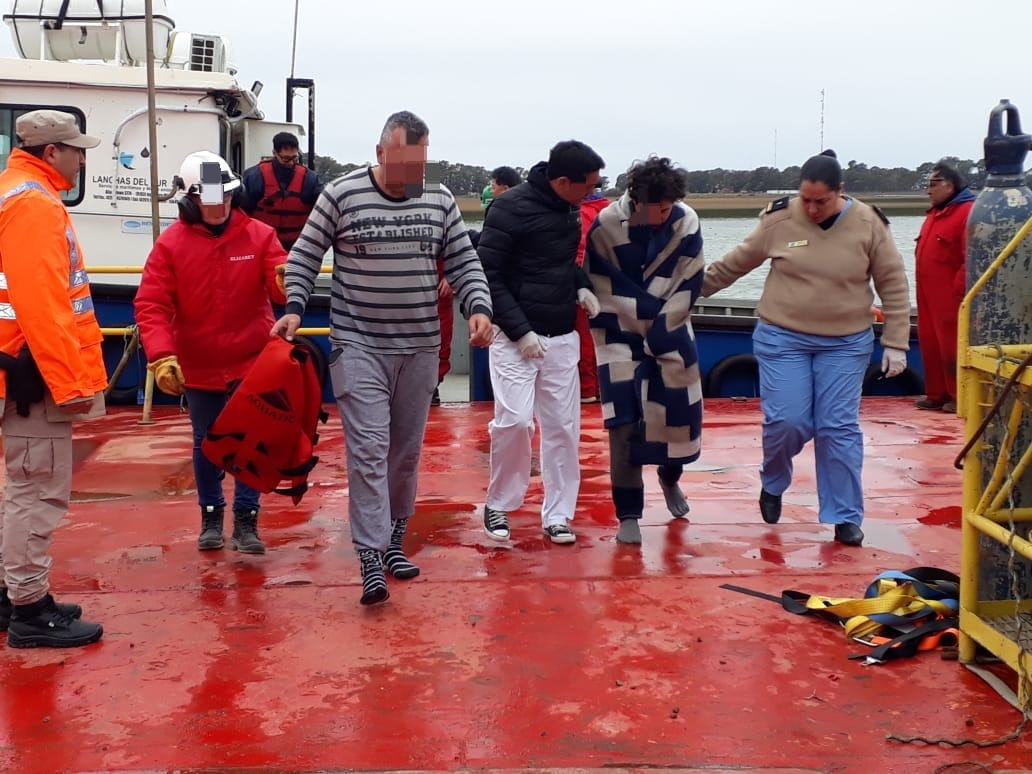 Prefectura coordinó el rescate de tres tripulantes de una lancha que se hundió en Puerto Rosales