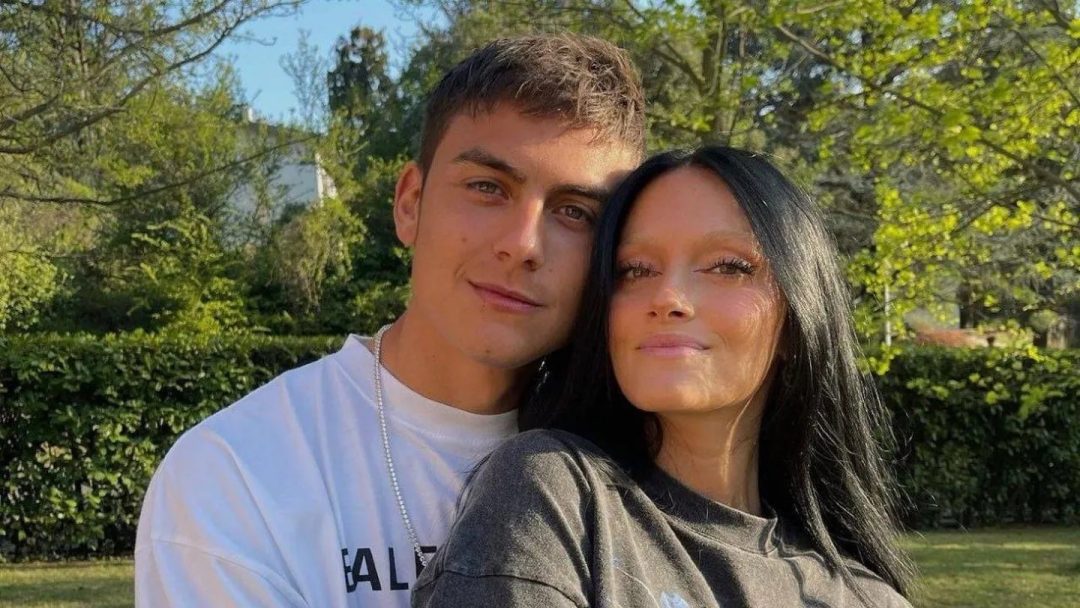 Con una foto desde la cama, Paulo Dybala y Oriana Sabatini anunciaron que se casan