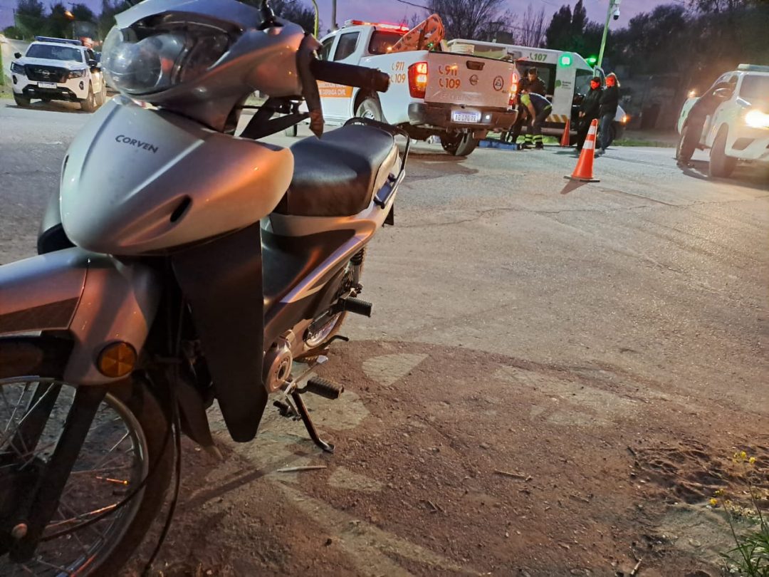 Una mujer herida tras el choque entre dos motos