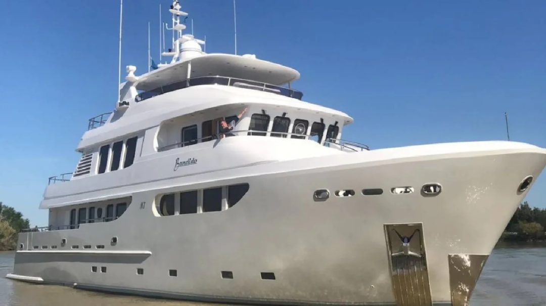 Pusieron en venta a “Bandido 90”, el lujoso yate en el que Martín Insaurralde y Sofía Clérici navegaron por Marbella