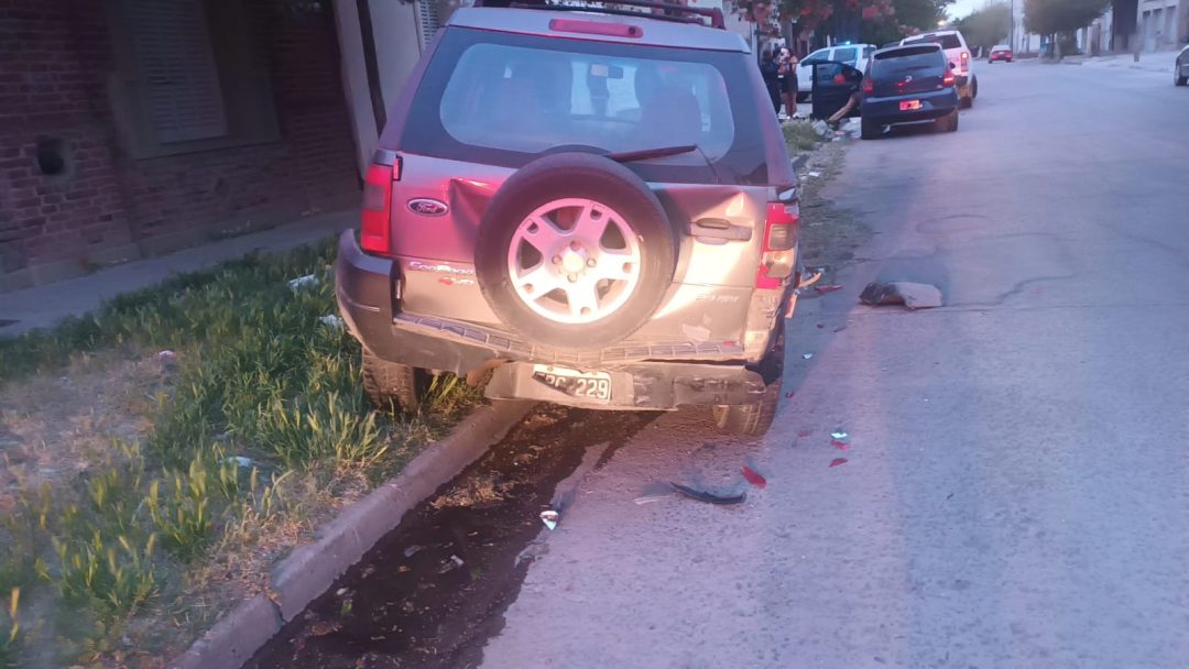 Peligro al volante: manejaba alcoholizada y chocó contra un auto estacionado