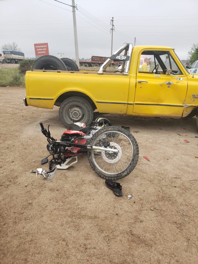 Está grave el motociclista herido al chocar contra una camioneta