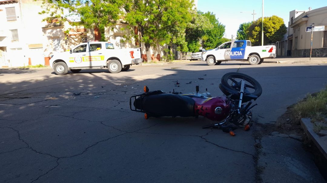 Chocó y huyó: la motociclista herida fue trasladada en código rojo