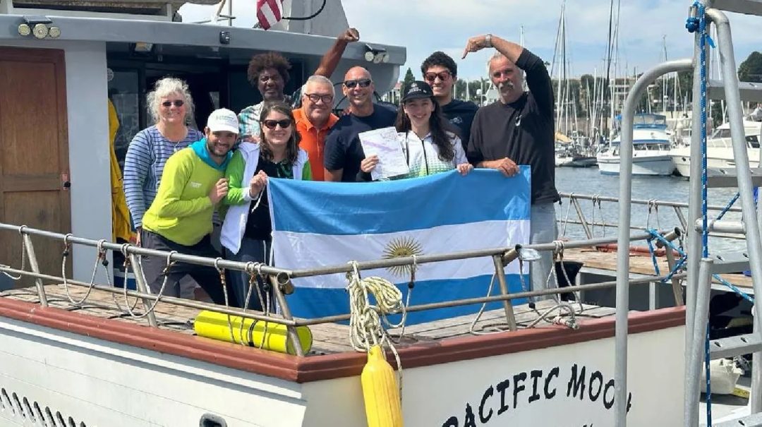 Ailén Lascano, la nadadora extrema que cruza aguas heladas por pasión y que alcanzó un récord único