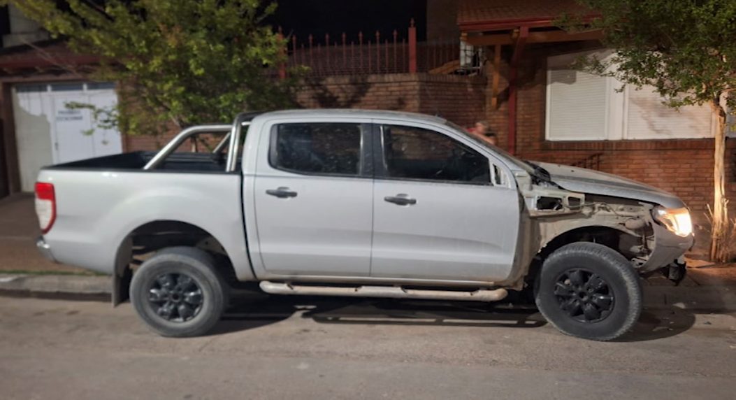 Manejaba una camioneta robada, chocó y quiso escapar