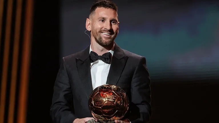 Lionel Messi ganó su octavo Balón de Oro y se lo dedicó a Diego Maradona