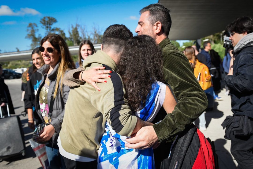 El tercer vuelo con argentinos repatriados de Israel llega el viernes