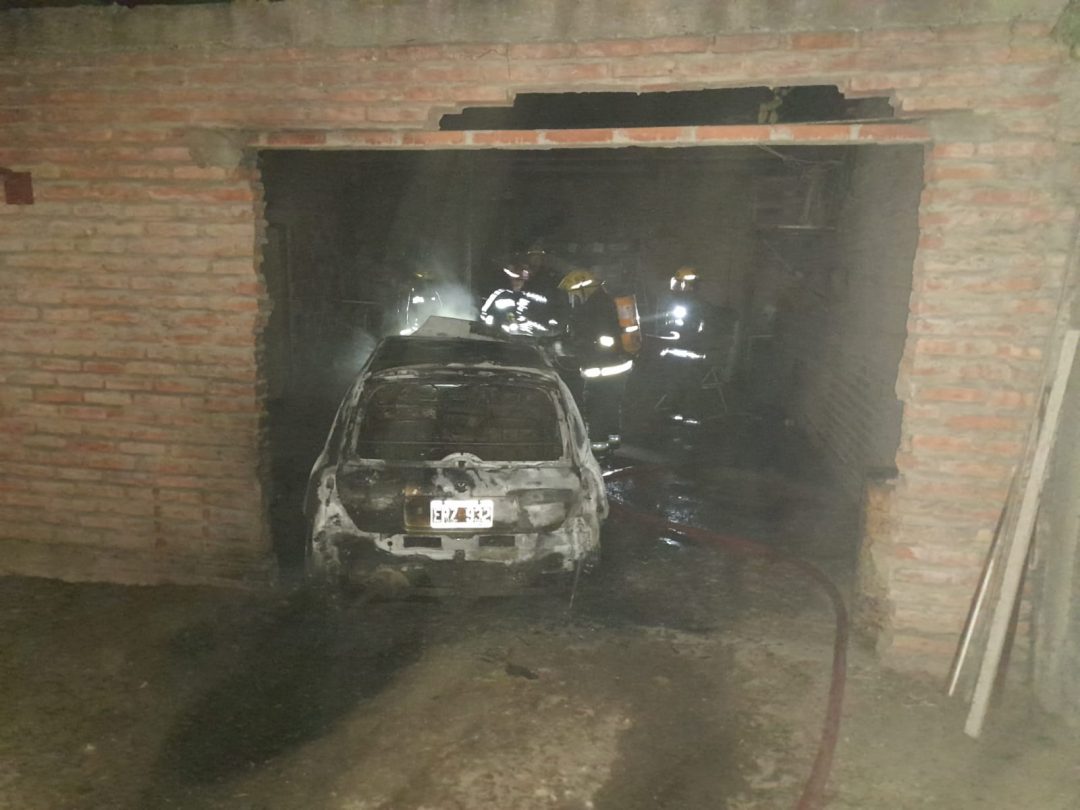 Un automóvil se incendió en el garaje de una casa