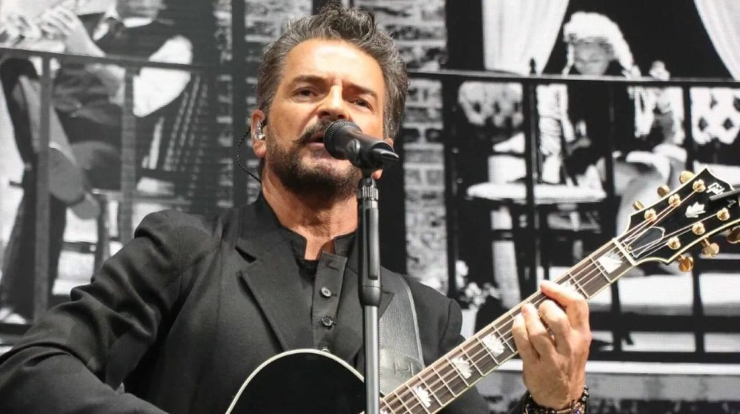 Ricardo Arjona llegó a la Argentina y le cumplió el sueño a una fan que lo recibió cuando se bajó del avión