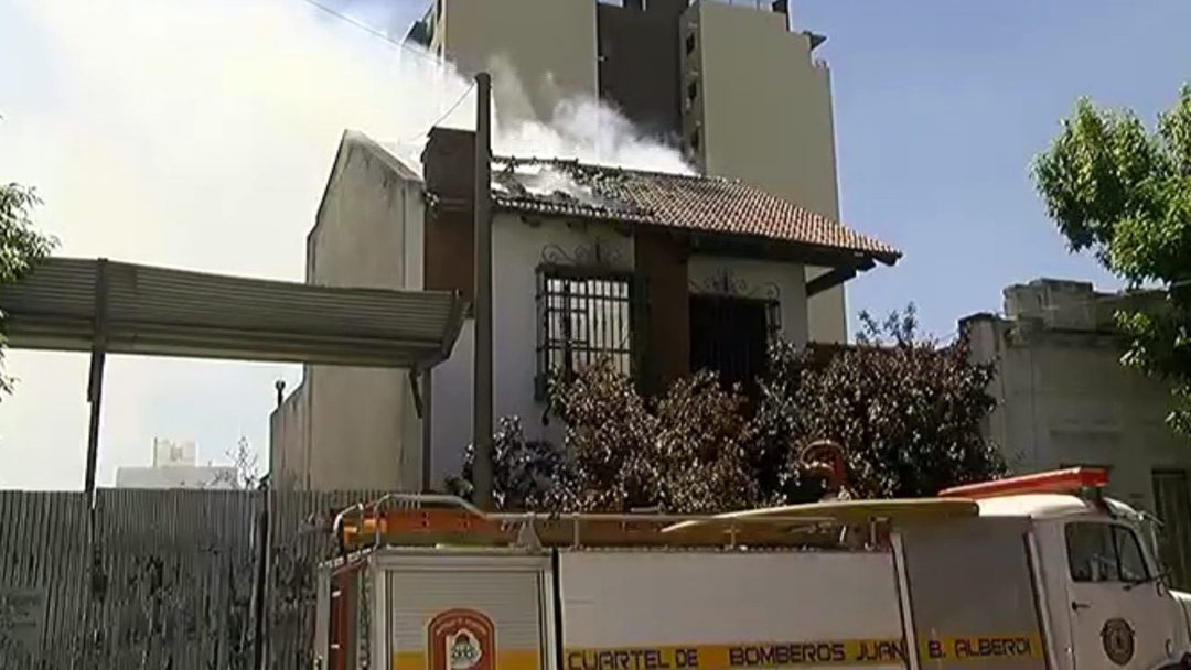 Incendio fatal en Tucumán al 200: se encerró en la habitación y quemó la casa