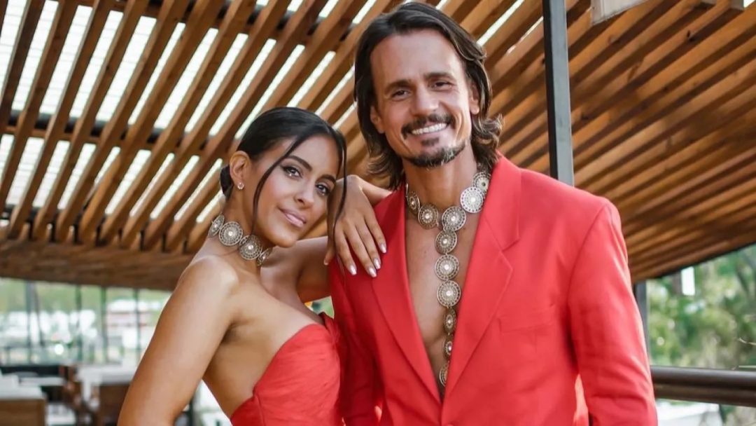 Celeste Muriega y Christian Sancho se casaron en la playa, descalzos y de blanco