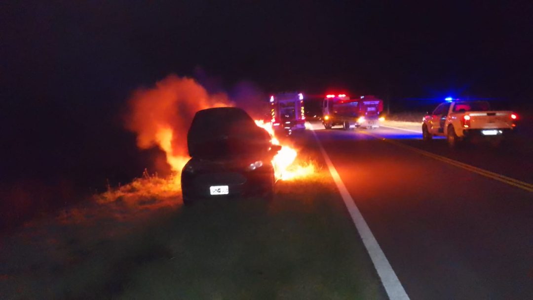 Se incendió un auto en la ruta y el conductor sufrió quemaduras