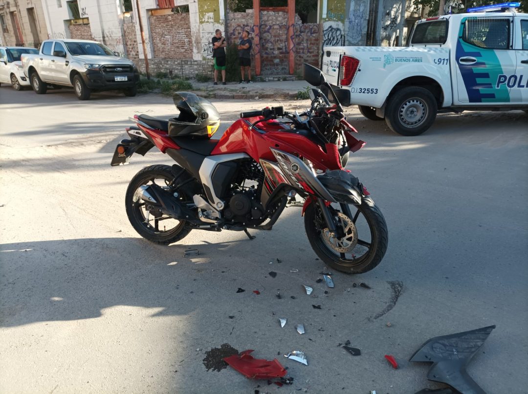 Grave accidente: un motociclista fue trasladado en código rojo tras chocar contra un auto