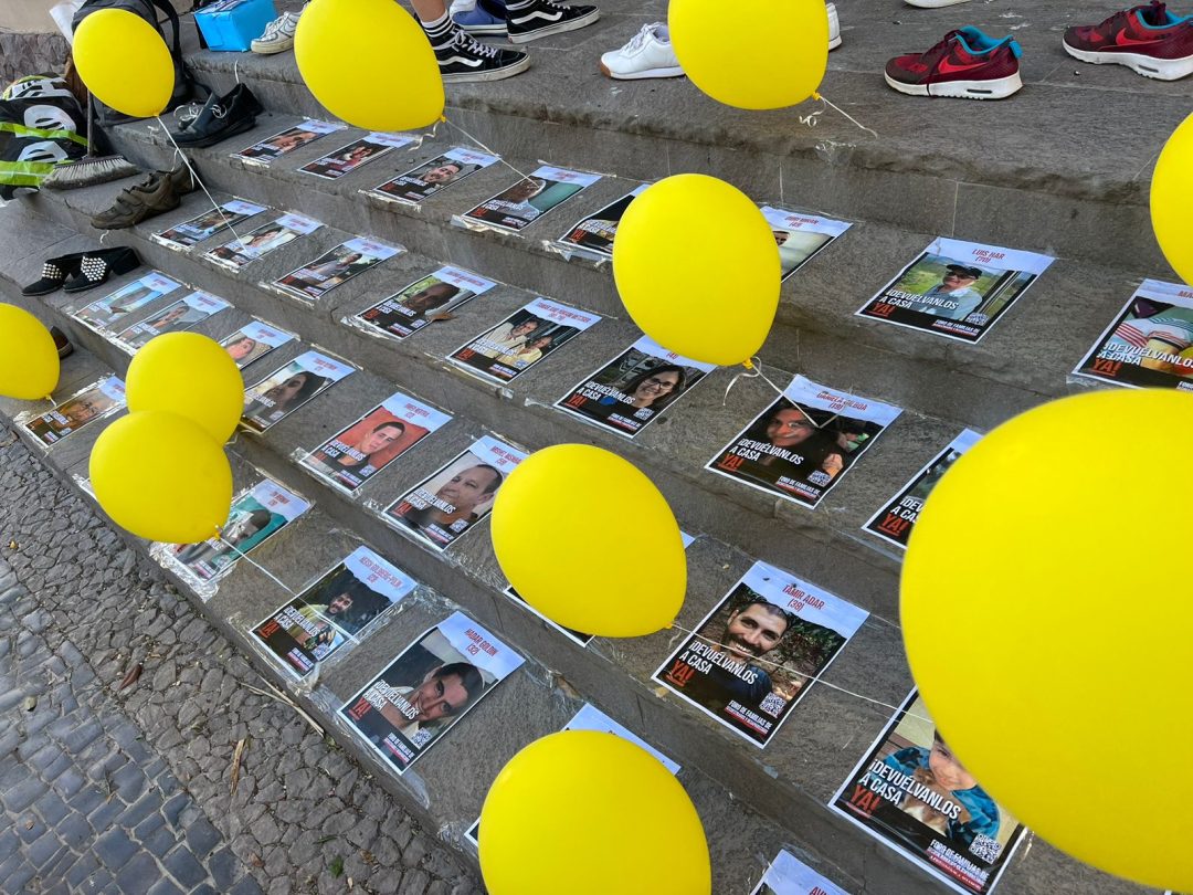 Realizaron una suelta de globos en el Teatro Municipal para pedir por la liberación de los rehenes secuestrados por Hamás