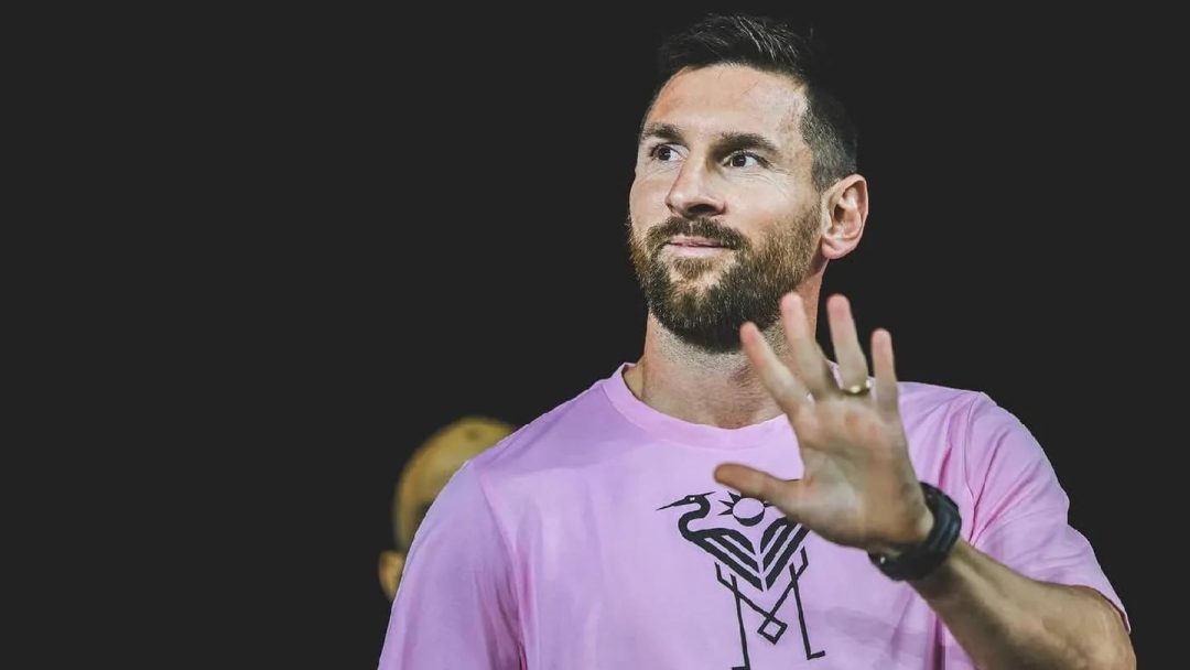 Leo Messi llegó a la Argentina con una llamativa remera negra de más de medio millón de pesos