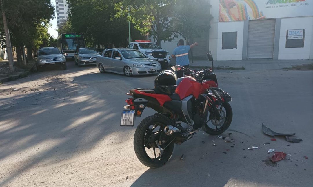 Buscan testigos de un accidente que dejó a un motociclista en grave estado