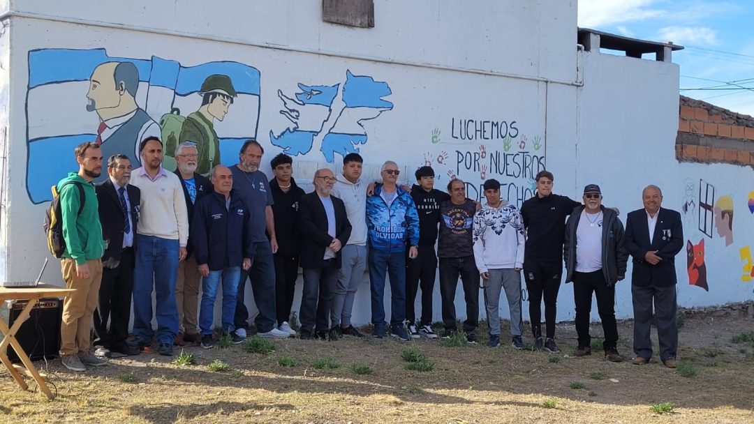 Alumnos de la Secundaria 16 hicieron un mural en homenaje a Veteranos de Malvinas